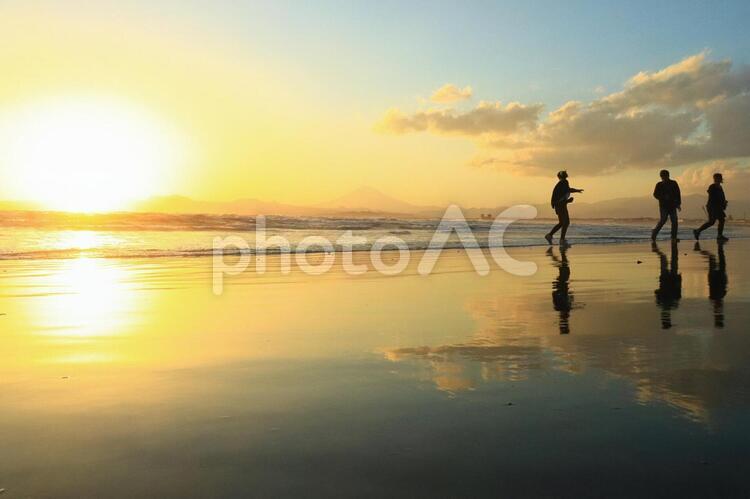 夕暮れ浜鏡 日暮れ,暁,太陽の写真素材
