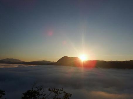 雲海に昇る日の出と山並みのシルエット 雲海に昇る日の出と山並みのシルエット 雲海,日の出,朝日の写真素材