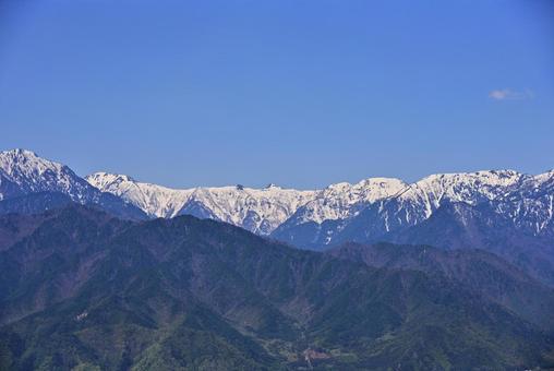 鷹狩山から見た北アルプスの山々 鷹狩山から見た北アルプスの山々 北アルプス,唐沢岳,三ッ岳の写真素材