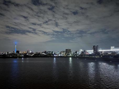 夜空と川の写真