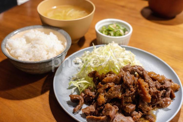 焼肉定食と白いご飯、味噌汁付き 焼肉定食,焼肉,定食の写真素材