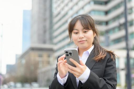 スマホを操作する女性 スマホを操作する女性 ビジネス,女性,ビジネスウーマンの写真素材