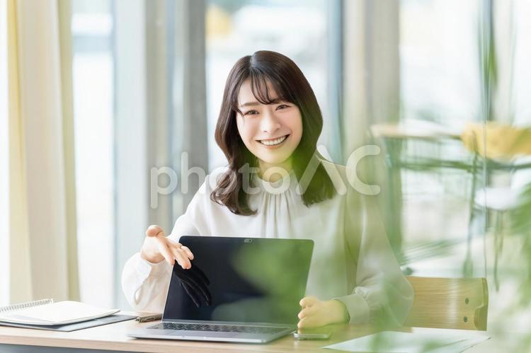 笑顔で対話をする女性・ビジネスウーマン 女性,ビジネス,笑顔の写真素材