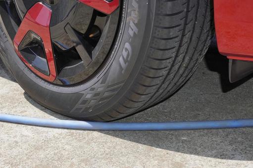洗車時にタイヤにひっかかるホース05 洗車時にタイヤにひっかかるホース05 洗車,自動車,コンパクトカーの写真素材
