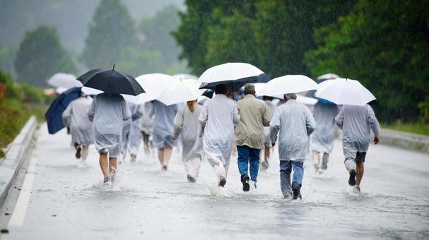 豪雨の中捜索を開始する人達A 豪雨の中捜索を開始する人達Aの写真