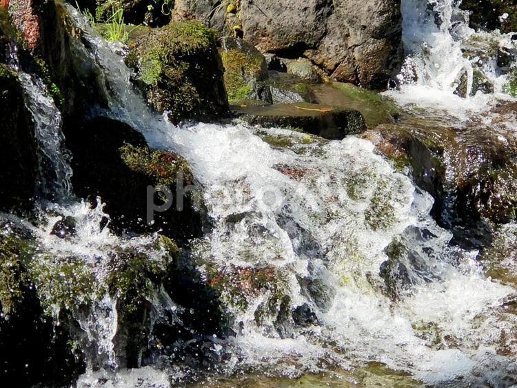 水　水源　水流　沢　川　河　水しぶき 水,水源,水流の写真素材