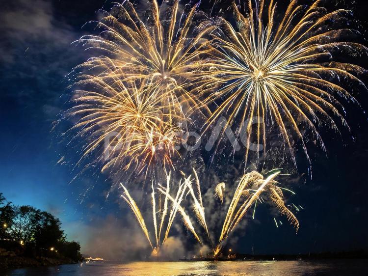 夏の打ち上げ花火・海 打ち上げ花火,花火,夏の写真素材