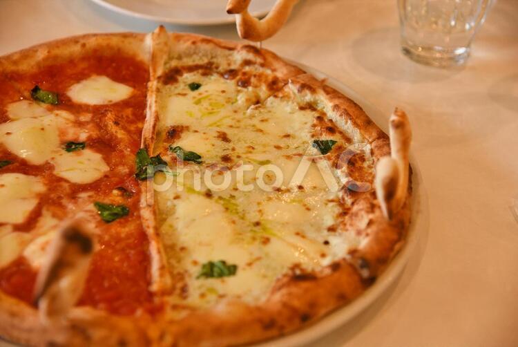 イタリアン／ナポリピザ（ハーフ＆ハーフ）05 お店,お洒落,イタリアンの写真素材
