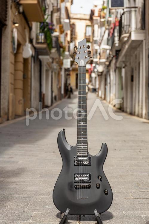 屋外に置かれた黒いギター エレキギター,楽器,音楽の写真素材