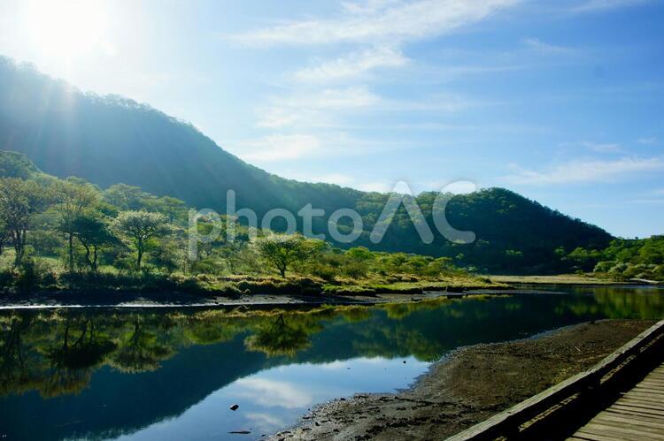空と山と太陽と沼と道 青空,大空,雲の写真素材