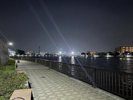 ベンチと川 ベンチと川 夜景,景色,夜の写真素材
