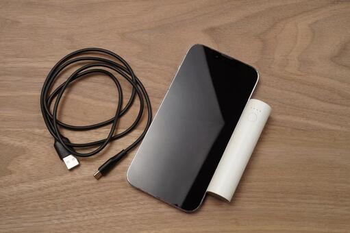 スマホと充電ケーブルとモバイルバッテリー スマートフォン,モバイルバッテリー,モバイルの写真素材