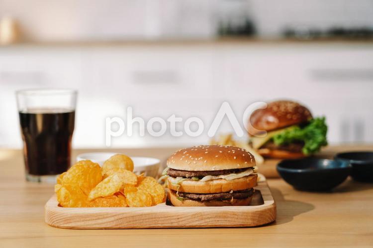 ナチョスとバーガーとコーヒー ハンバーガー,パン,食事の写真素材