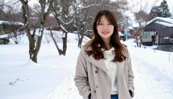 冬の雪の中の可愛い女性 冬の雪の中の可愛い女性の写真