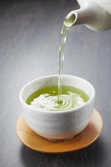 急須から注がれる緑茶 緑茶,注ぐ,茶器の写真素材