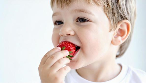 苺を食べる可愛い子供 苺を食べる可愛い子供の写真