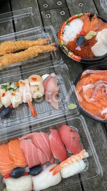 ピクニック、屋外でのランチ風景　エビフライ、海鮮丼とお寿司 寿司,海鮮丼,屋外の写真素材