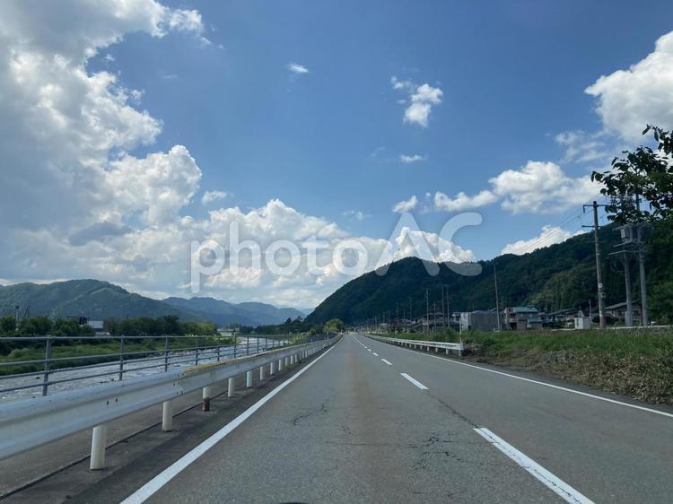 車のフロントガラスから見た風景 ドライブ,道路,景色の写真素材