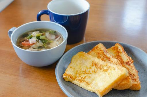 スープとフレンチトースト スープとフレンチトースト フレンチトースト,朝食,コーヒーの写真素材