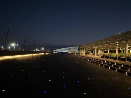 夜の羽田空港展望台 夜の羽田空港展望台の写真