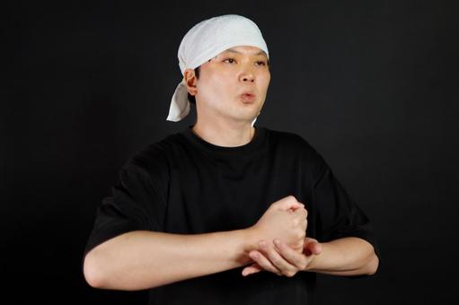 気合いを入れる男性 気合いを入れる男性の写真