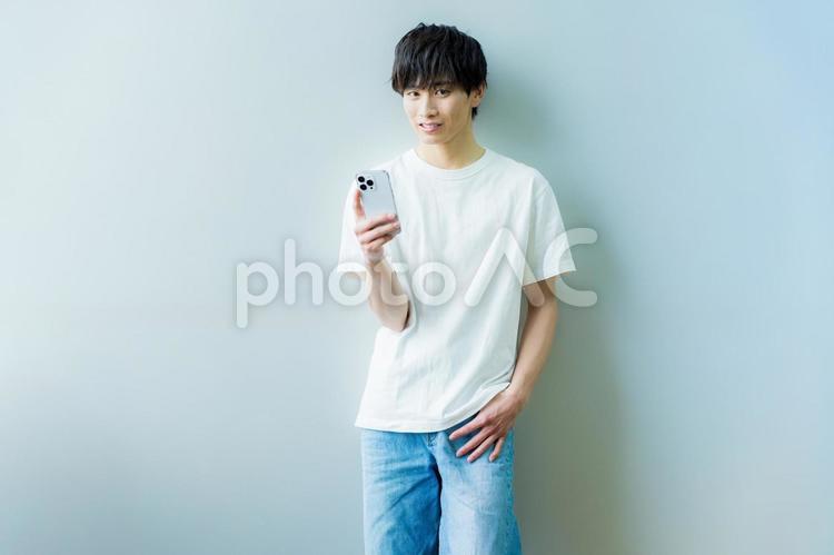 スマホを操作する若い男性 スマホ,笑顔,若いの写真素材