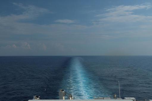 船尾から見た船の波跡 船尾から見た船の波跡 船上,船尾デッキ,海の写真素材