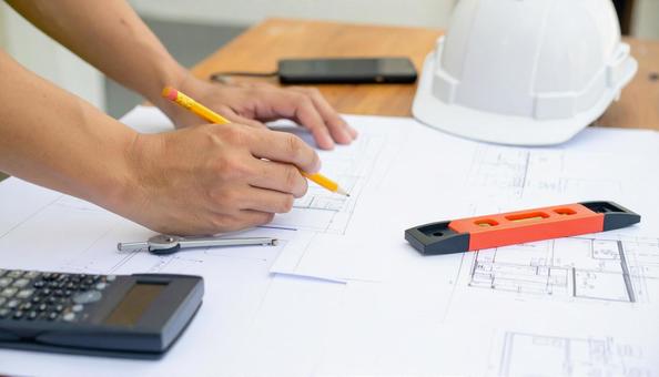 設計する男性の手元 建築設計・製図シーン 設計する男性の手元 建築設計・製図シーンの写真