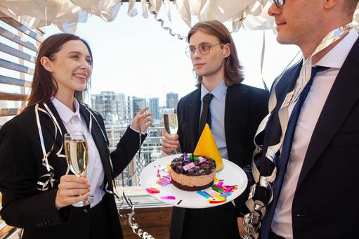 ケーキを持つ男性を見る笑顔のロングヘア女性 男女,外国人,ビジネスの写真素材