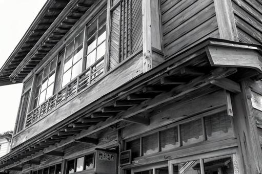 江差の商家を支える複雑な木組みと軒の意匠 江差町,古民家,商家の写真素材