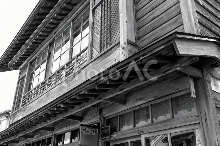 江差の商家を支える複雑な木組みと軒の意匠 江差町,古民家,商家の写真素材