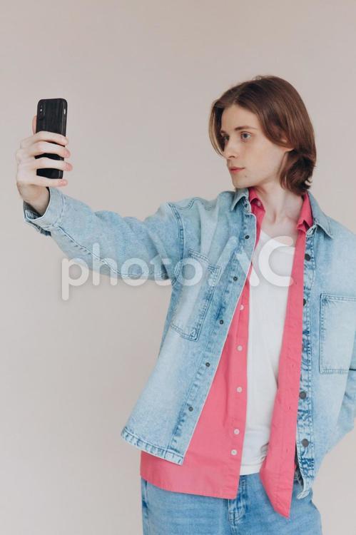 携帯で撮影する男性 男性,人物,インフルエンサーの写真素材
