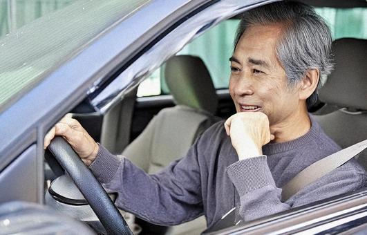 生成AI 車の運転をやめるか考える老人の写真