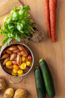 鍋に入ったエシャロットなどの野菜 鍋に入ったエシャロットなどの野菜の写真