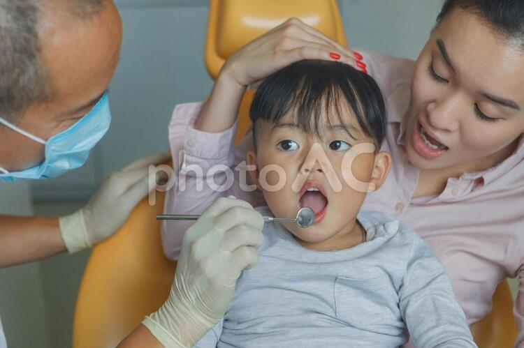 歯の治療を受ける子供4 歯医者,歯科医,男性の写真素材