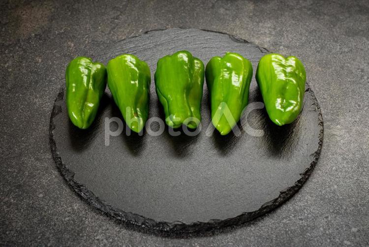 円形スレートに乗ったピーマン、石背景 野菜,食べ物,ピーマンの写真素材