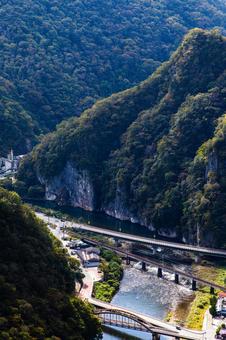 深い渓谷に並行する川と三層の交通路 渓谷,山,川の写真素材