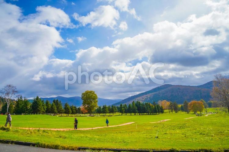 秋の北海道トマム風景 雲,青空,山の写真素材