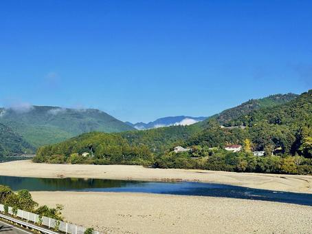 朝の霧　山脈　河川敷 風景,和歌山県熊野川町,河川敷の写真素材