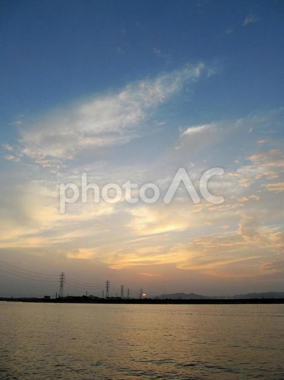 朝焼けの風景 朝の空,雲,鉄塔の写真素材