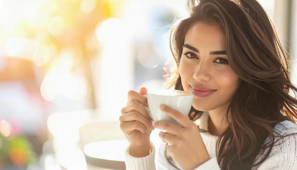 コーヒーを飲む外国人女性のポートレート コーヒーを飲む外国人女性のポートレートの写真