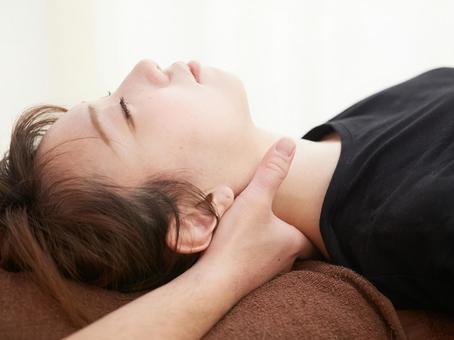 Japanese woman receiving neck massage, whole house, stiff shoulder, massage, JPG