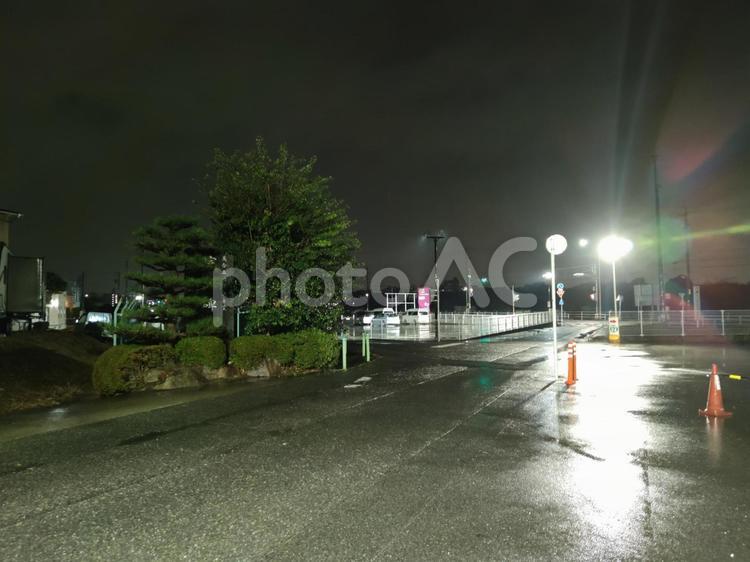 雨の夜の散歩 夜,暗闇,雨の写真素材