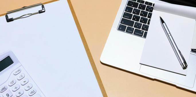ビジネスシーン　書類作成　ペーパーワーク ビジネスシーン,オフィスワーク,デスクワークの写真素材