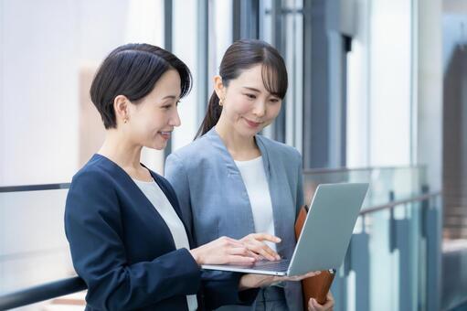 オフィスで仕事をするビジネスウーマン ビジネス,会議,ビジネスウーマンの写真素材