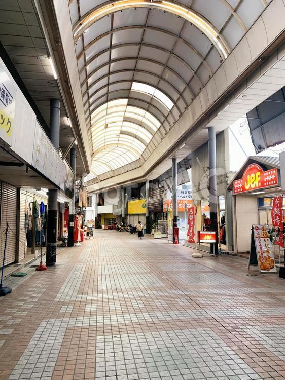 アーケードのある商店街 アーケード,商店街,旅の写真素材