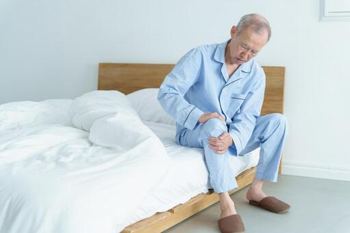膝の痛みに悩む高齢者の男性 高齢者,老人,シニアの写真素材
