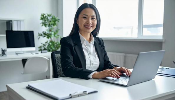 オフィスで働くオシャレな大人女性 オフィスで働くオシャレな大人女性の写真