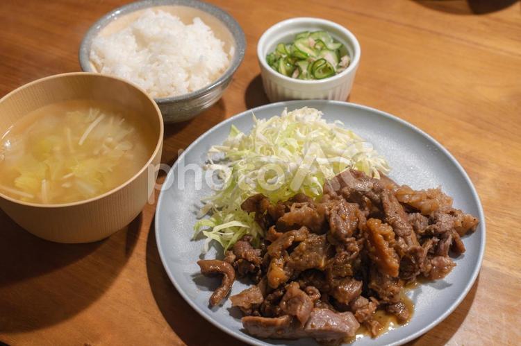 焼肉定食と白いご飯、味噌汁付き 焼肉定食,焼肉,定食の写真素材