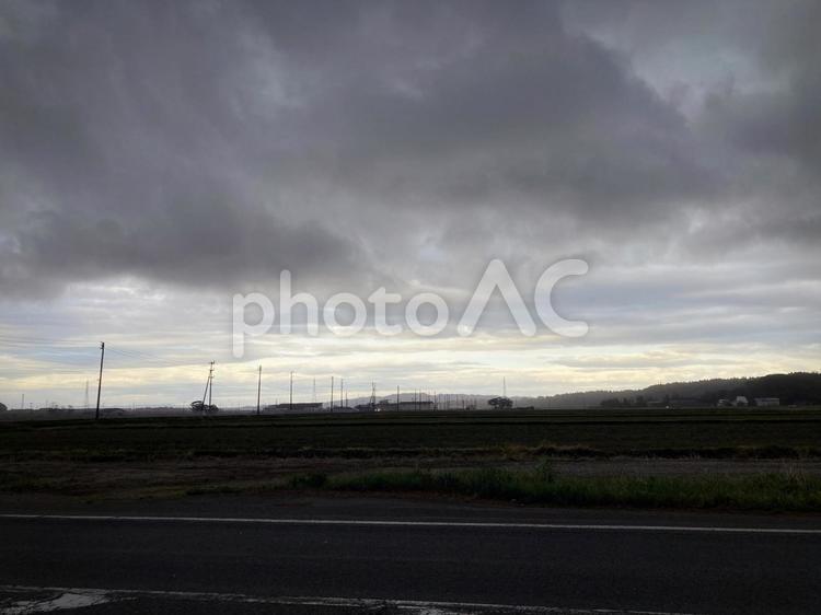 雨が降る20分前の風景 風景,田んぼ,曇り空の写真素材